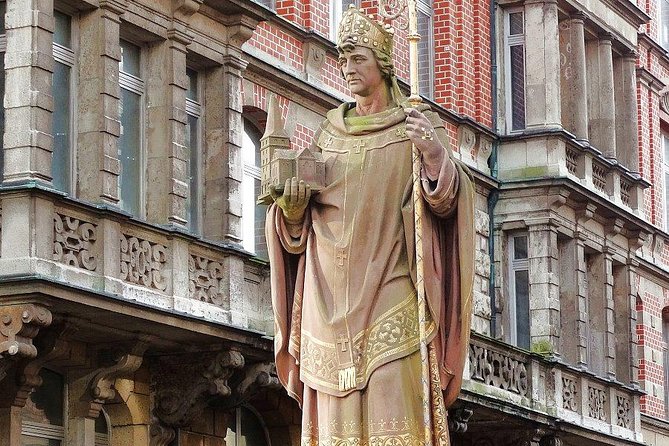 10 secrets of Hamburg's old town - exciting scavenger hunt tour - Trostbrücke and the medieval center