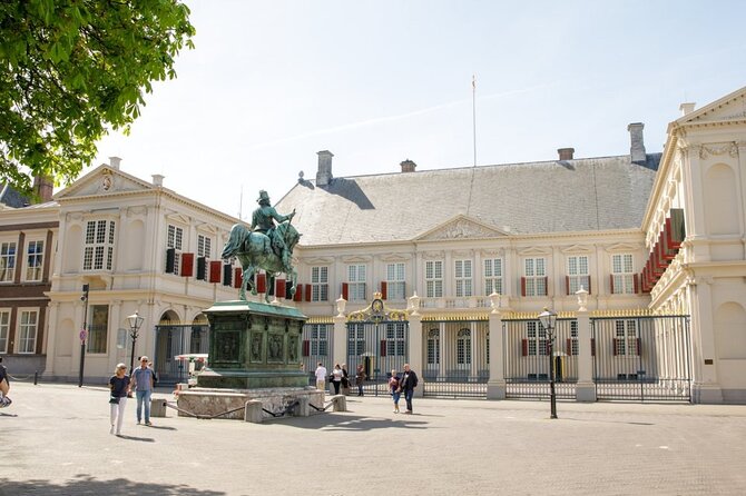 90 minutes Self Guided Walking Tour with puzzles in Den Haag - Escher in The Palace and Jantje