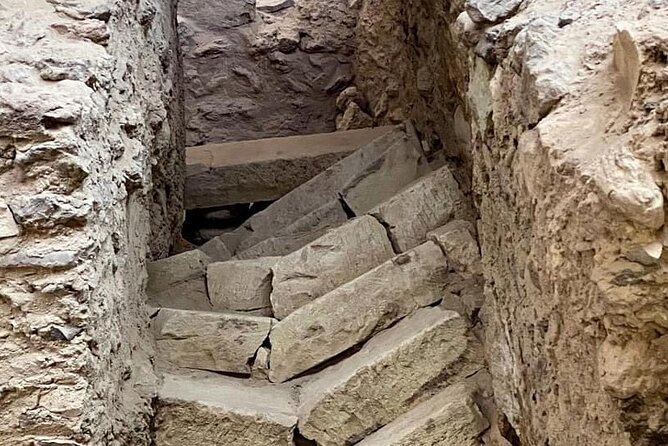 Akrotiri Family Treasure Hunt ,kid friendly Archeology Adventure - The best details to look for inside Akrotiri