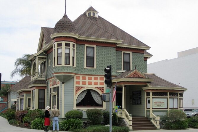 Amazing Scavenger Hunt: Wind Through Santa Ana’s Downtown - Who should book this activity