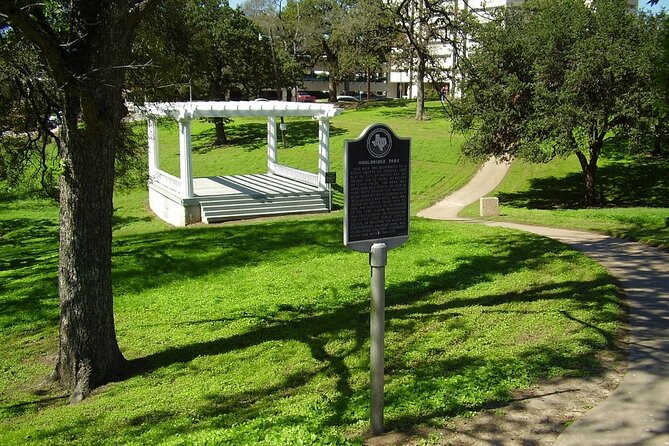 An Exciting Scavenger Hunt: Austin Capitol Sights & Downtown Gems - How the Let’s Roam app shapes the experience