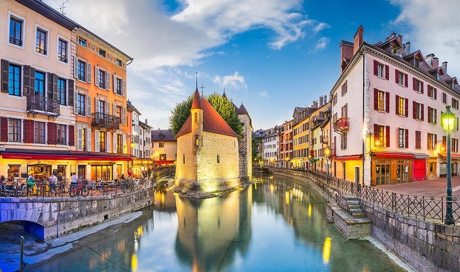 Annecy: Escape game outdoor - the shadow of the sword - The secret stops set the tone