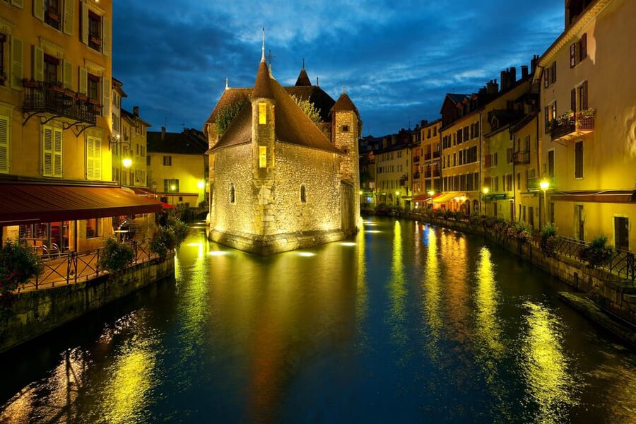 Annecy: Escape game outdoor - the shadow of the sword - Sainte Claire Gate and the old town