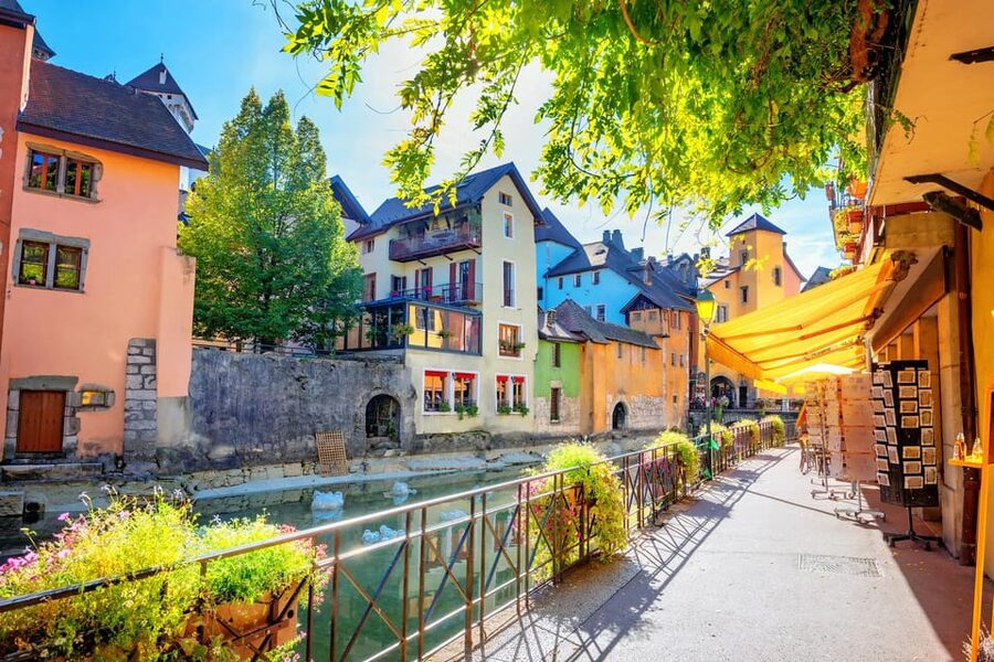 Annecy: Escape game outdoor - the shadow of the sword - Annecy Cathedral and the smaller clues