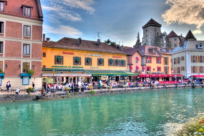Annecy Scavenger Hunt and Highlights Self Guided Audio Tour - Pont des Amours and the first lake views