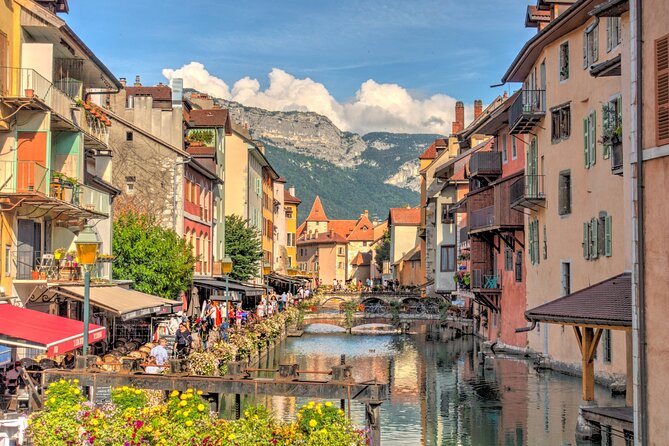 Annecy Scavenger Hunt and Highlights Self Guided Audio Tour - Hôtel de Ville and Saint-François Church