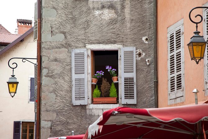 Annecy Scavenger Hunt and Highlights Self Guided Audio Tour - Riddles, audio, and local recommendations