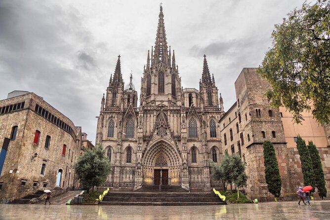 Barcelona Gothic Quarter Scavenger Hunt and City Highlights Walking Tour - Key points at a glance