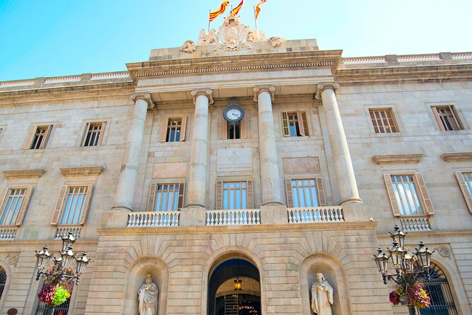 Barcelona Gothic Quarter Scavenger Hunt and City Highlights Walking Tour - Plaça Reial and the final round