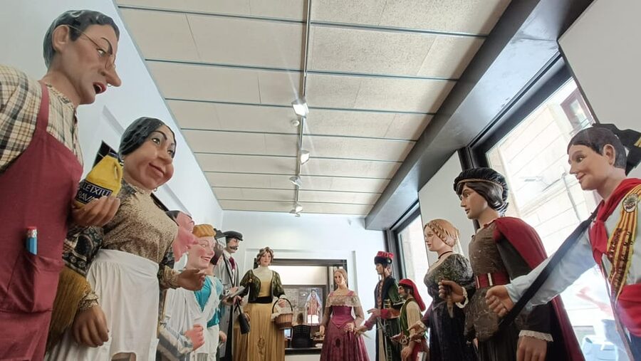 Barcelona private Family-Friendly Cultural & Food Tour - Street performances and changing route choices