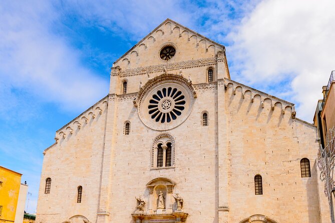 Bari Scavenger Hunt and Highlights Self Guided Audio Tour - Piazza del Ferrarese and the move into the old town