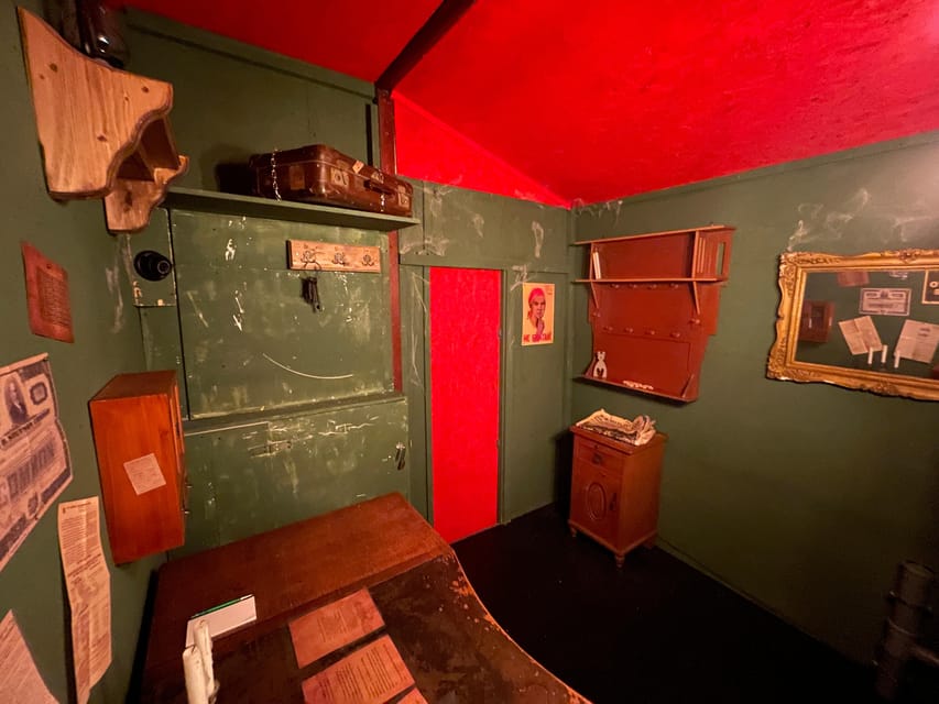 Berlin: “Shadow of the Rubber Duck” Escape Room Experience - The dark mood and splash of water