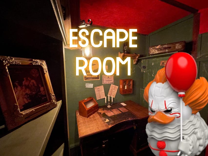 Berlin: “Shadow of the Rubber Duck” Escape Room Experience - Entering the compact room in Berlin Mitte