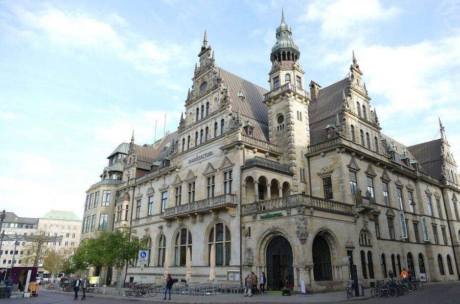 Bremen: Outdoor Escape Game in the Old Town - Reading Bremen Old Town as a puzzle