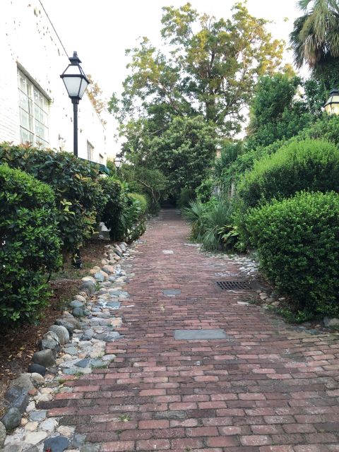 Charleston: Pirate Escape Scavenger Hunt - A mile and a half through old Charleston