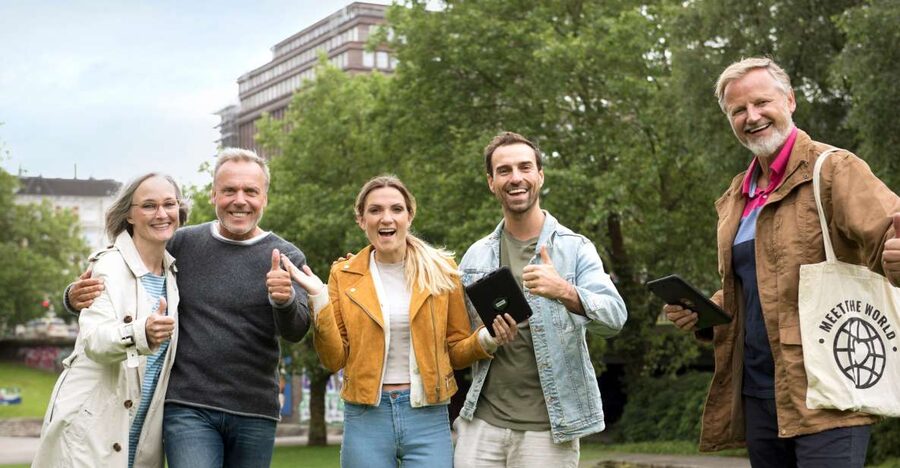 Cologne Old Town: Outdoor Escape Game - Meeting the game master at the Trude Herr statue