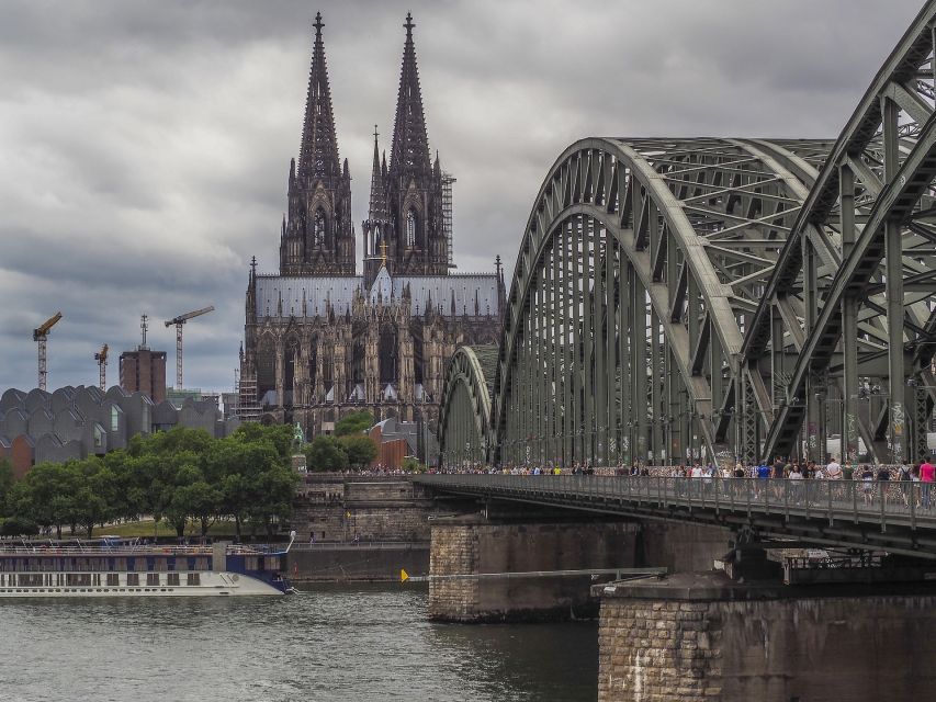 Cologne Old Town: Outdoor Escape Game - A two-hour route with a real deadline