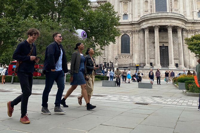 Colombia's Finest Outdoor Murder Mystery London - Starting the case in Gough Square
