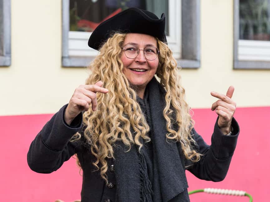 Conspiracy in the soldiers' town: an exciting interactive puzzle tour - Meeting Berta, the market woman