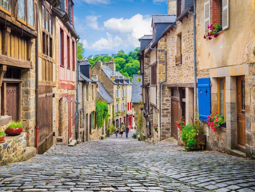 Dinan: Outdoor escape game, The symbols of the apocalypse - From ramparts to the Saint-Sauveur basilica