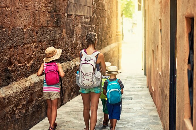 Discover Montpellier while playing! Escape game - The alchemist - The streets and historic sites become part of the fun
