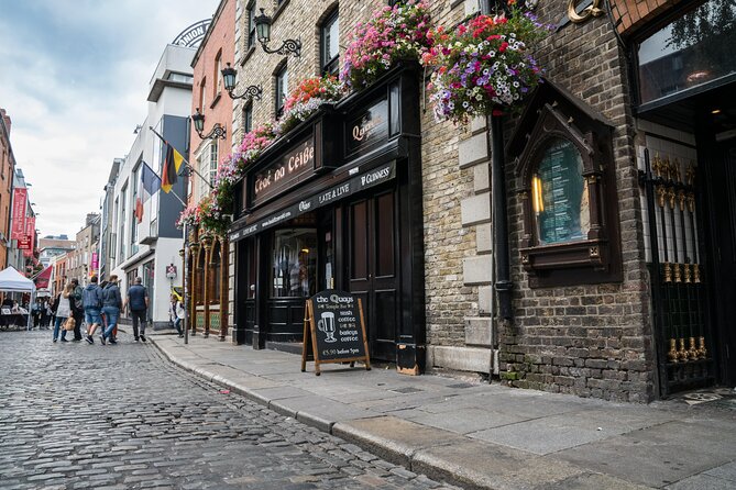 Dublin Old Town: Famous Pubs Exploration Game and Tour - Peruke & Periwig and The Shelbourne