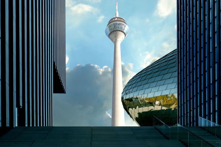 Düsseldorf: Scavenger Hunt Self-Guided Tour - The Rhine promenade and Pegeluhr add open space