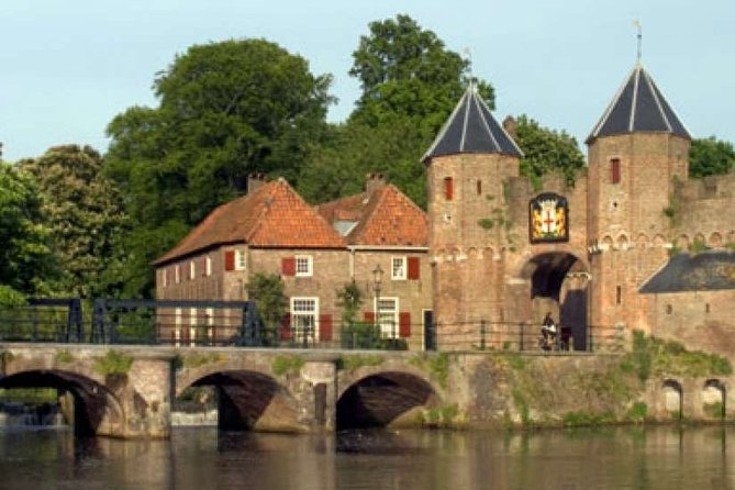 e-Scavenger hunt Amersfoort: Explore the city at your own pace - The medieval Koppelpoort makes a strong opening