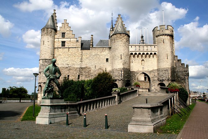 e-Scavenger hunt Antwerp: Explore the city at your own pace - Vleeshuis and the older street corners
