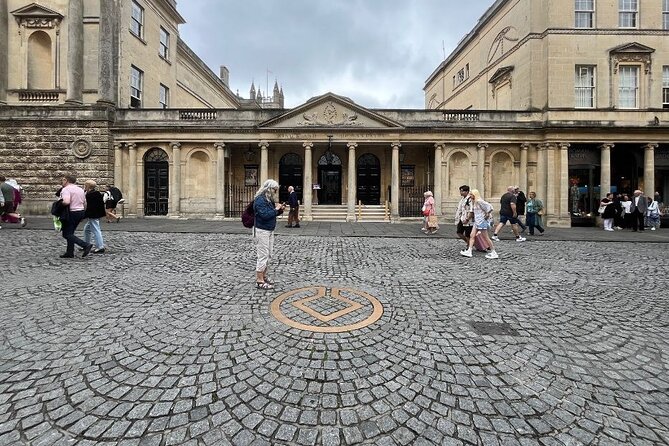e-Scavenger hunt Bath: Explore the city at your own pace - The Royal Crescent and The Circus