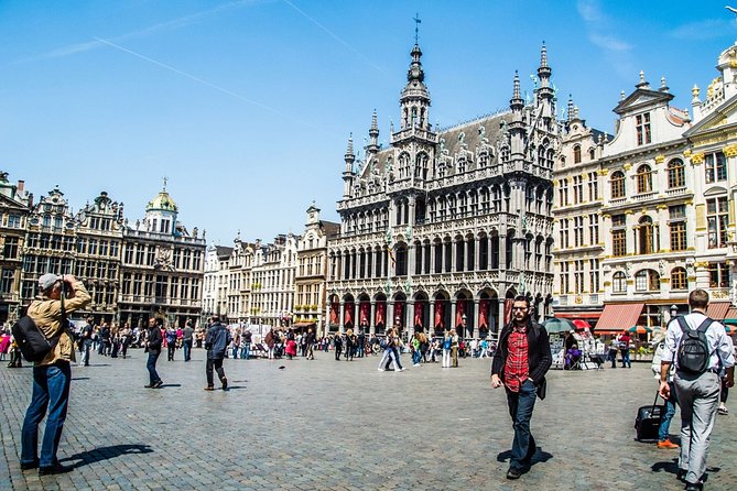 e-Scavenger hunt Brussels: Explore the city at your own pace - Central Brussels: The Town Hall, Manneken Pis, and the Cathedral