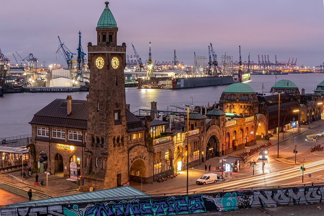 e-Scavenger hunt Hamburg: Explore the city at your own pace - Churches, bridges, and old Hamburg stories