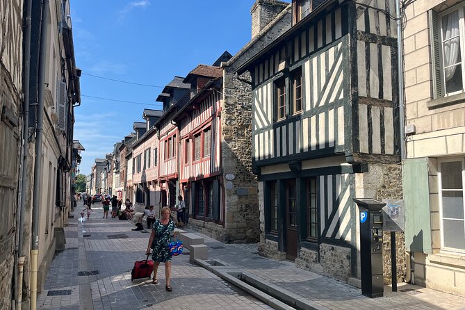 e-Scavenger hunt Honfleur: Explore the city at your own pace - Le Vieux Bassin and the heart of old Honfleur