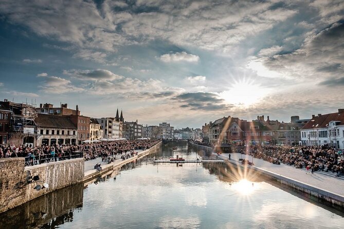 e-Scavenger hunt Kortrijk: Explore the city at your own pace - Churches, counts, and clues worth checking twice