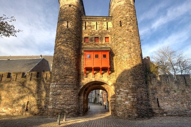 e-Scavenger hunt Maastricht: Explore the city at your own pace - Sint Servaas Basilica and the old bridge