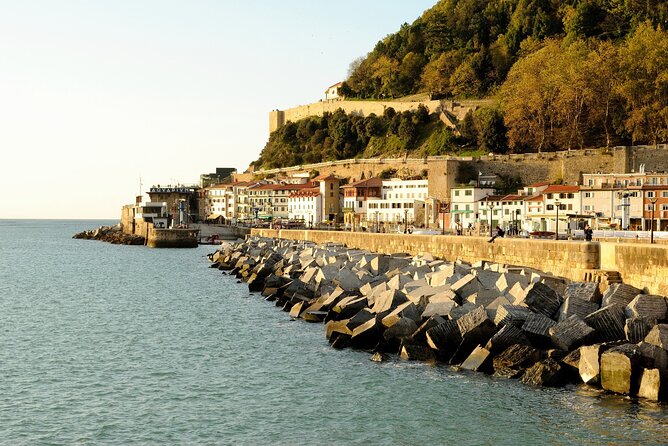e-Scavenger hunt San Sebastián: Explore the city at your own pace - Climbing to the walled keep