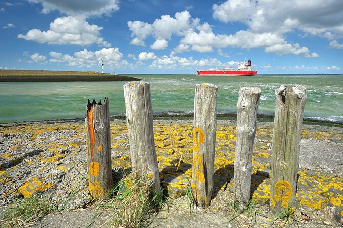 e-Scavenger hunt Terneuzen: Explore the city at your own pace - The port and Terneuzen’s lock complex