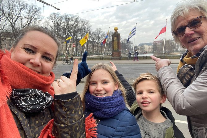 e-Scavenger hunt The Hague: Explore the city at your own pace - Language choices and phone requirements