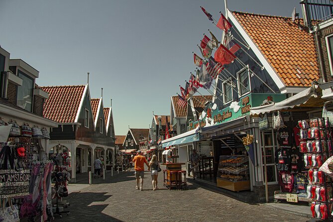 e-Scavenger hunt Volendam: Explore the city at your own pace - Saint Vincent Church and a quieter side of town