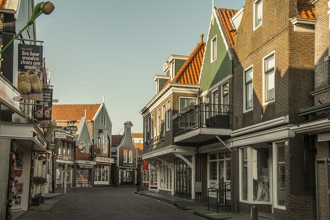 e-Scavenger hunt Volendam: Explore the city at your own pace - Wooden shoes and the Cheese Factory