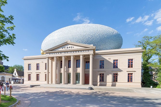 e-Scavenger hunt Zwolle: Explore the city at your own pace - Theater De Spiegel and Beeldenpark Anningahof