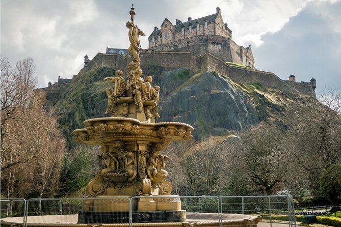 Edinburgh City of Wizards Exploration Game and Tour - Riddle’s Close and Edinburgh’s Tight Old Town Streets
