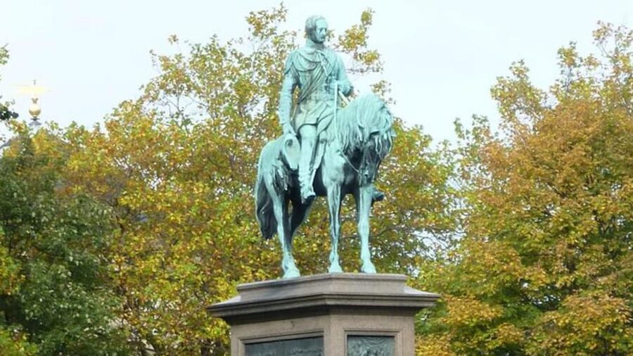 Edinburgh New Town: City Walking Tour & Exploration Game - Princes Street Gardens and the value of a flexible pace