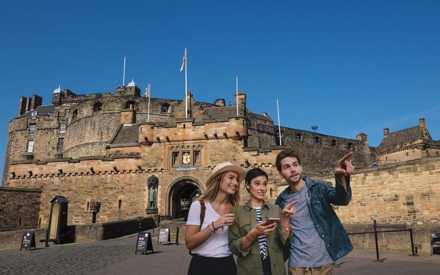 Edinburgh: Royal Mile Walking Tour & Exploration Game - Closes, Courtyards, and Edinburgh’s Stranger Stories