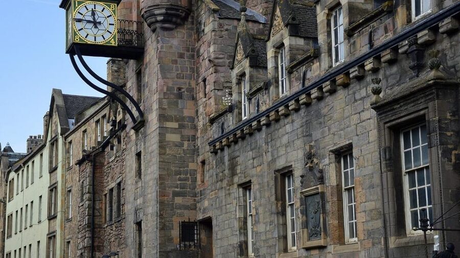 Edinburgh: Royal Mile Walking Tour & Exploration Game - Families, Couples, and Competitive Groups