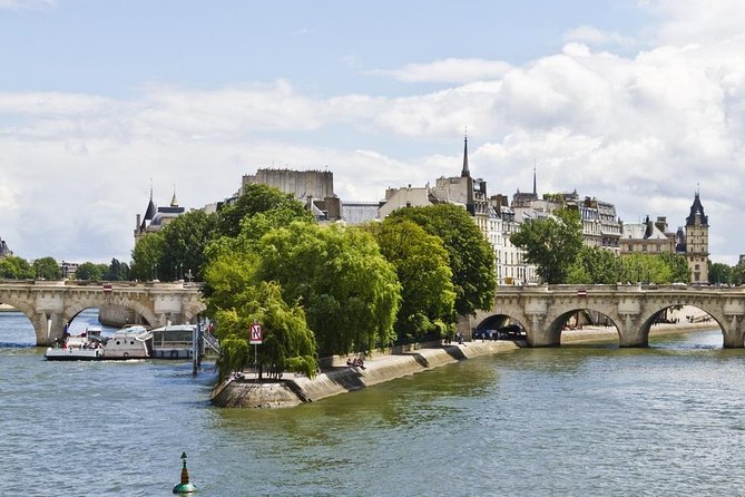 Escape game on the Île de la Cité - The flower and bird market adds everyday Paris