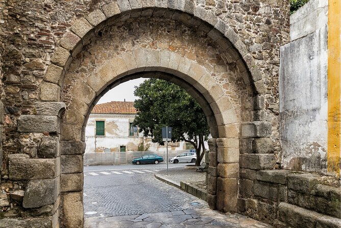 Évora Scavenger Hunt and Sights Self-Guided Tour - Riddles, questions, and photo challenges