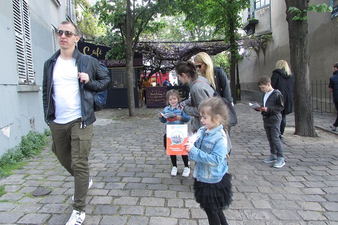 Family Treasure Hunt in Montmartre - Place du Tertre and the artists behind the clues