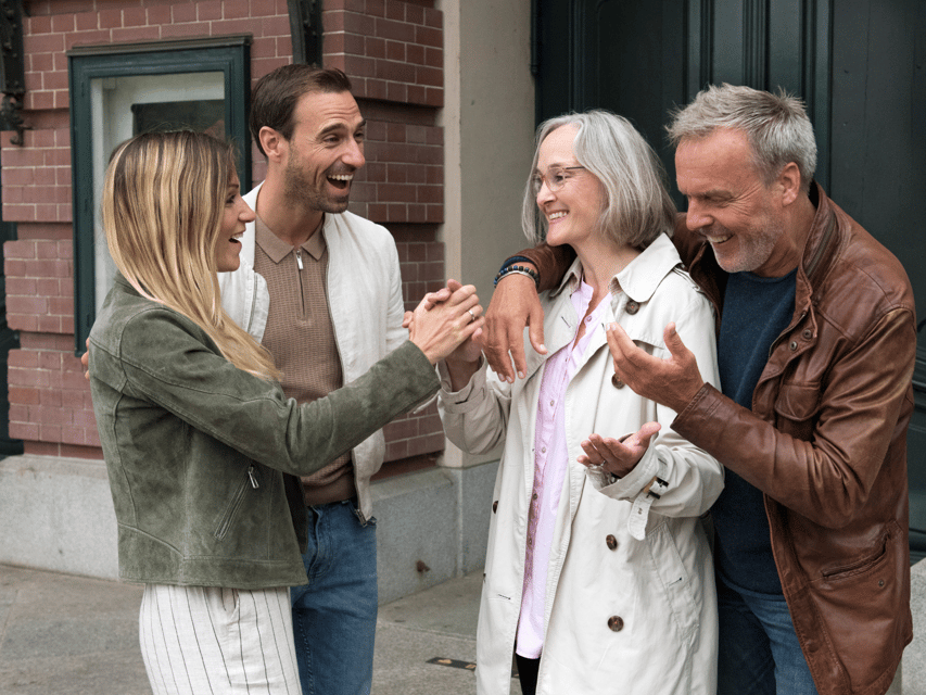 Frankfurt: Old Town & Brückenviertel Outdoor Escape Game - Teamwork matters more than puzzle genius