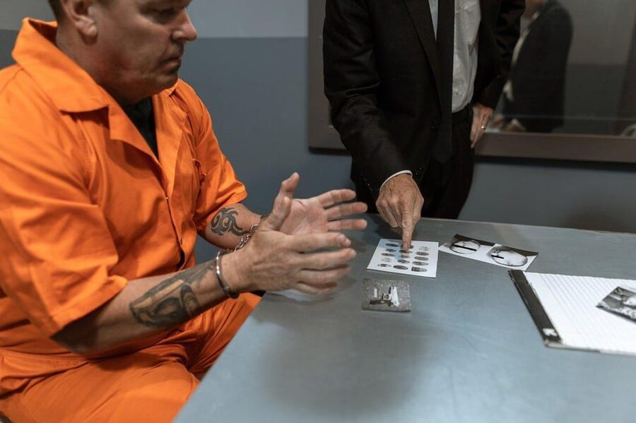Gdańsk: Prison Break – 1-Hour Escape Room for Bigger Groups - The first minutes: find your team rhythm